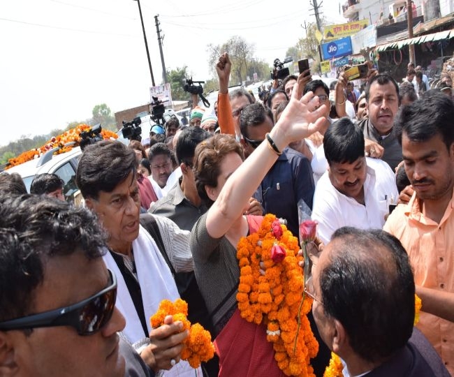 Priyanka Gandhi Ayodhya Visit: सेल्फी संग कांग्रेस महासचिव का दिखा ऐसा अंदाज, देखें तस्वीरें